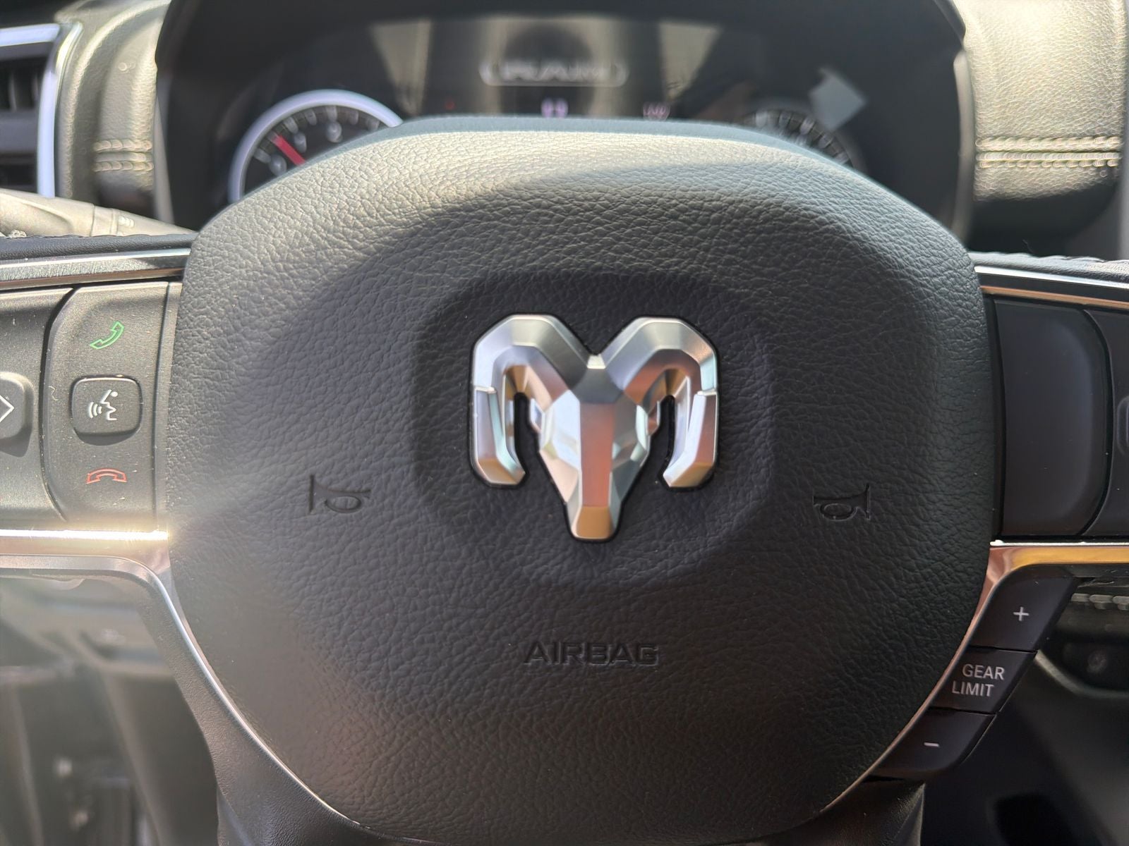2024 RAM 1500 Laramie Crew Cab 5.7L V8 HEMI
