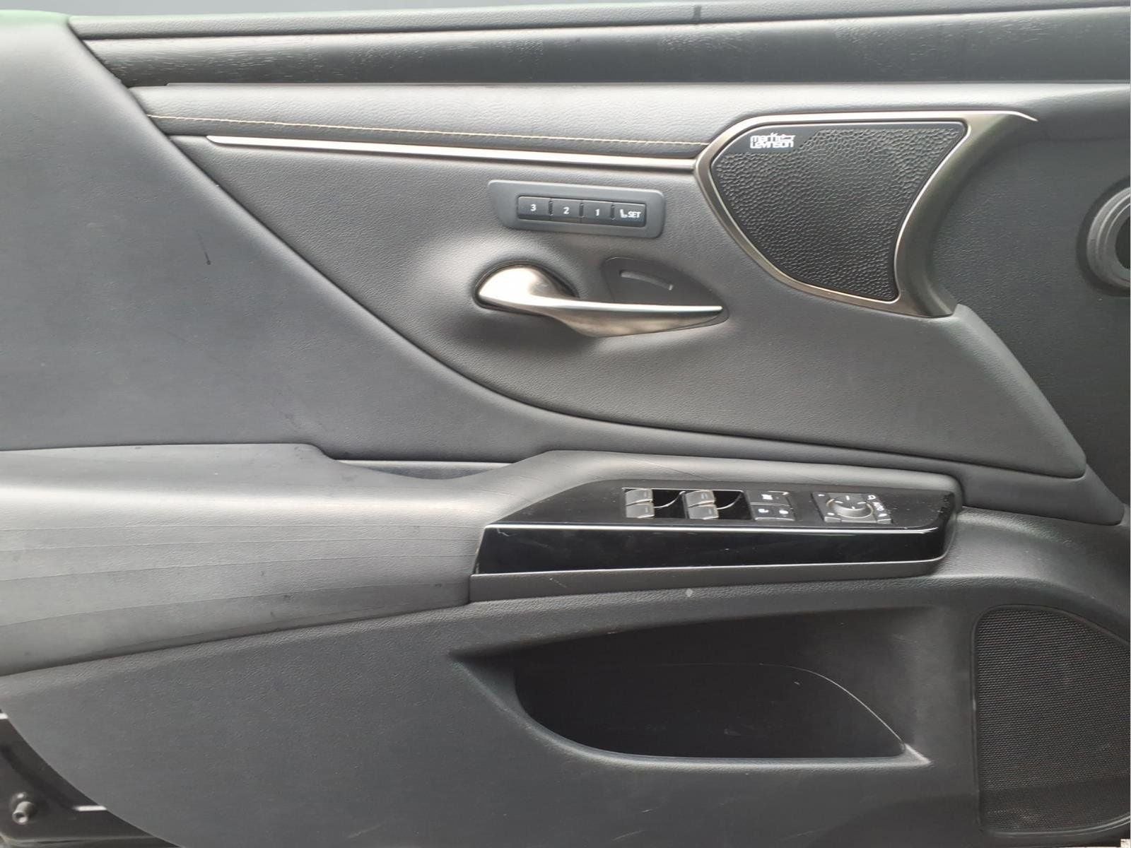 2022 Lexus ES 300h Luxury